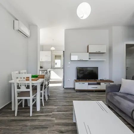 Spacious Near The Gjiri I Lalzit By Pikhost *