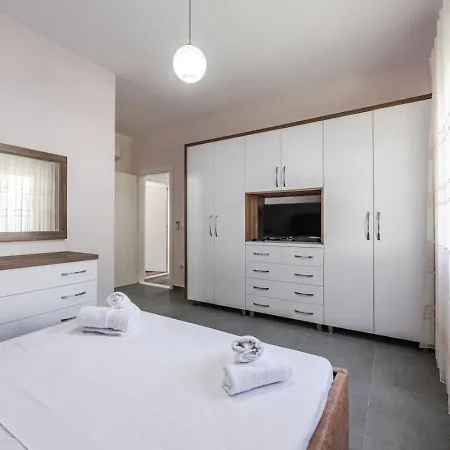 Spacious Near The Gjiri I Lalzit By Pikhost