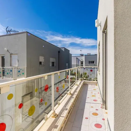 Apartman Spacious Near The Gjiri I Lalzit By Pikhost