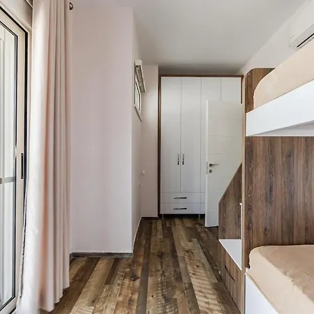 Spacious Near The Gjiri I Lalzit By Pikhost شقة